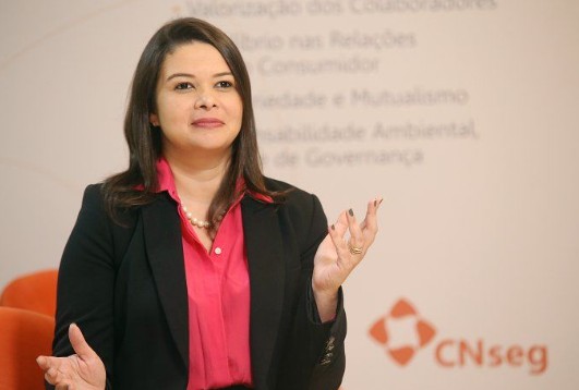 Glauce Carvalhal veste blusa rosa e casaco preto