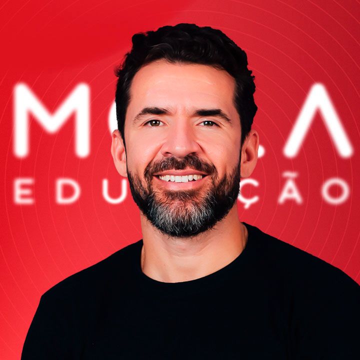 Empreendedor Gustavo Malavota sorri em frente a um painel onde está escrito Mola Educação