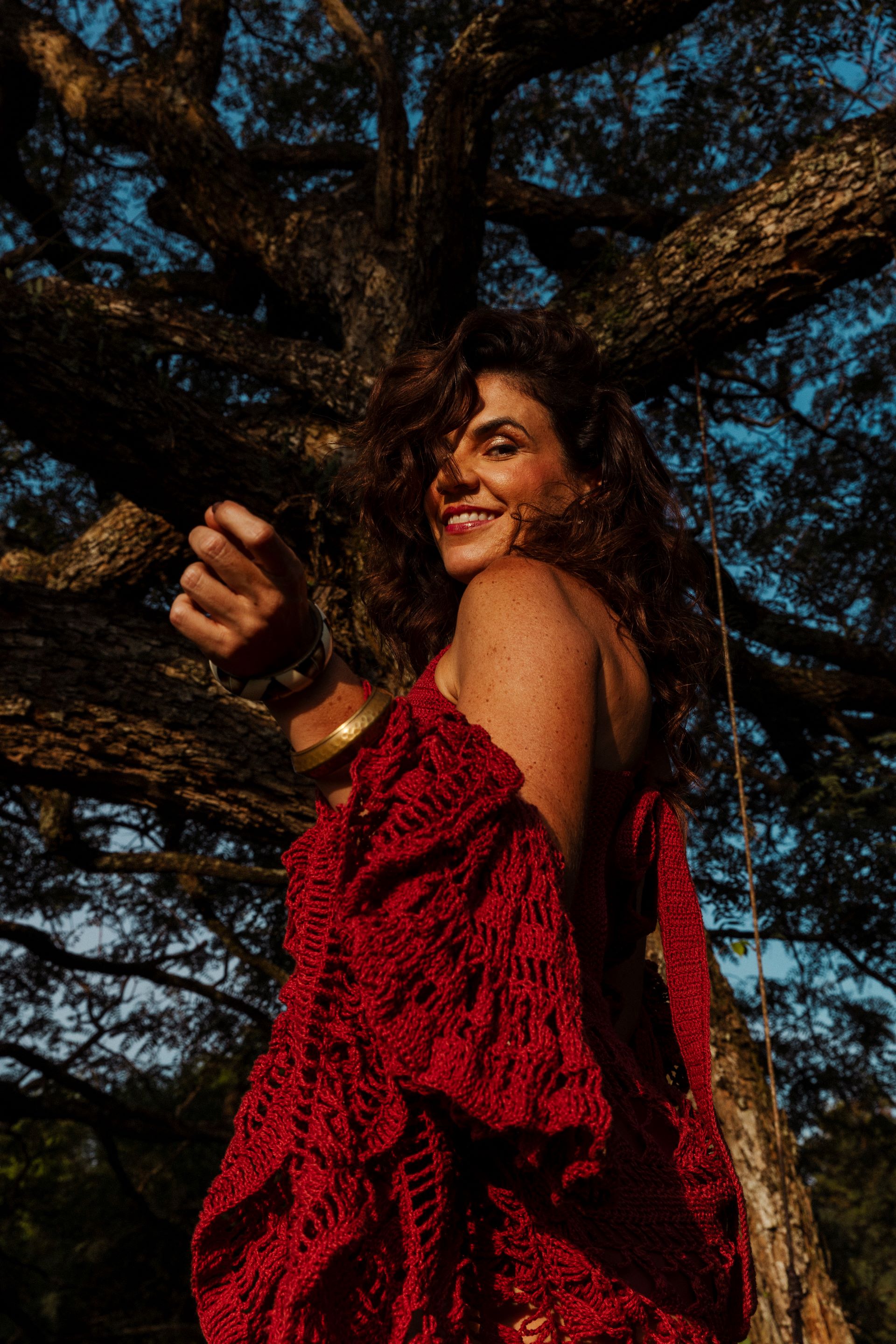 Cantora Mariana Aydar possa com vestido vermelho para foto