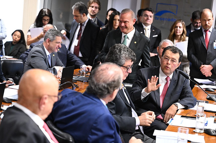 senadores debatem na CAE do Senado
