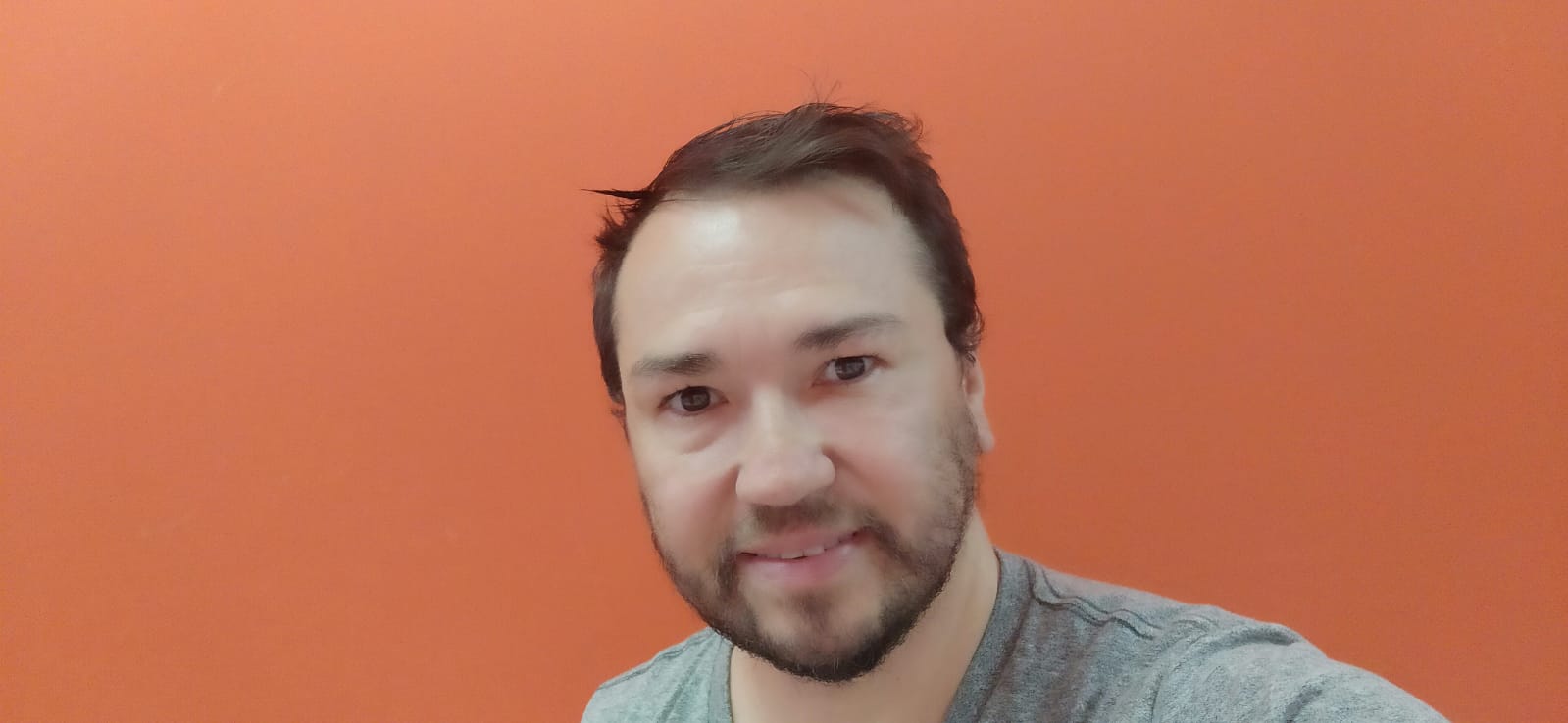 Rosto de Renato Braga, que está sorrindo