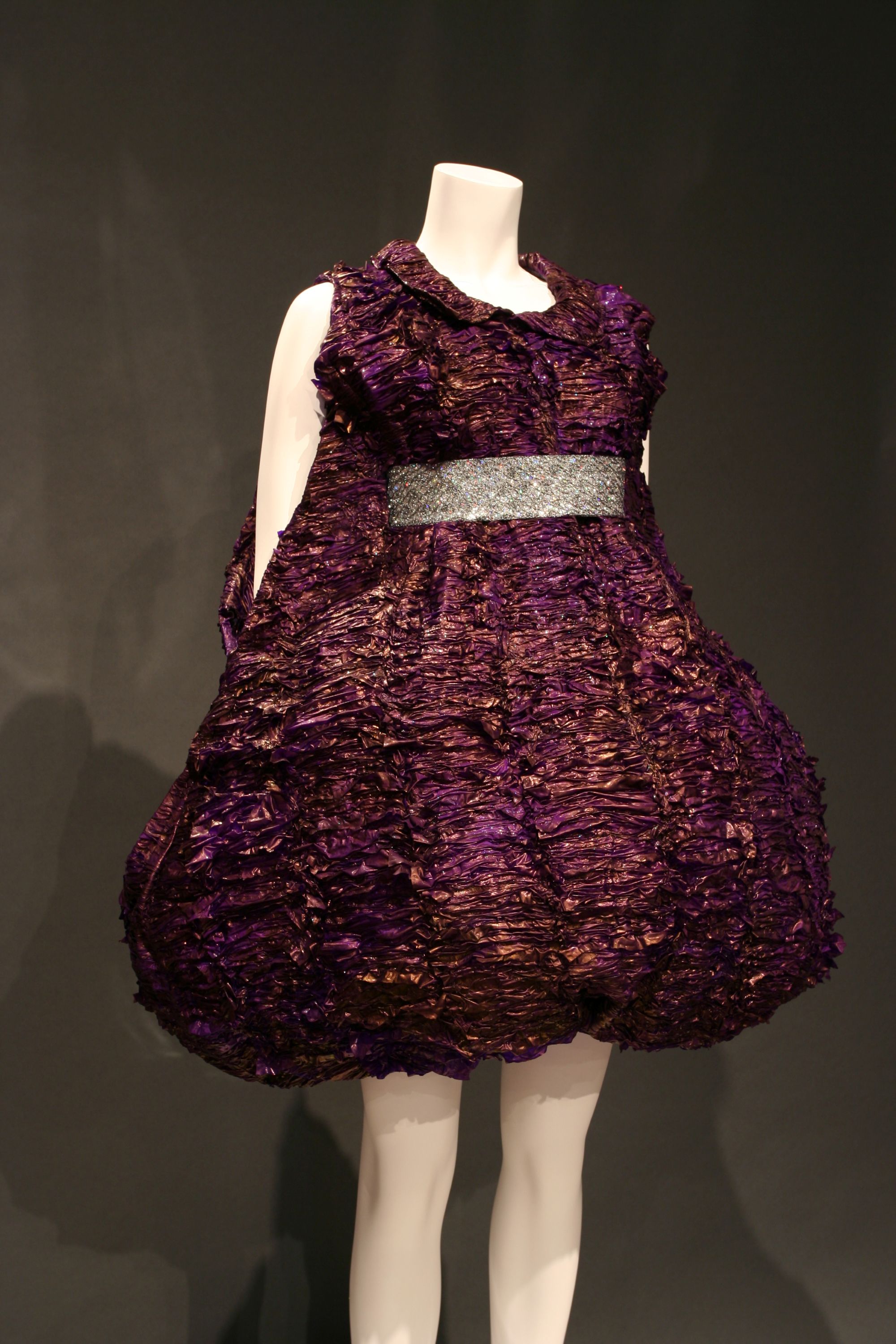 Vestido roxo feito com camisinhas que iriam ser descartadas