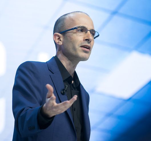 Voltado para direita, Yuval Harari, de óculos