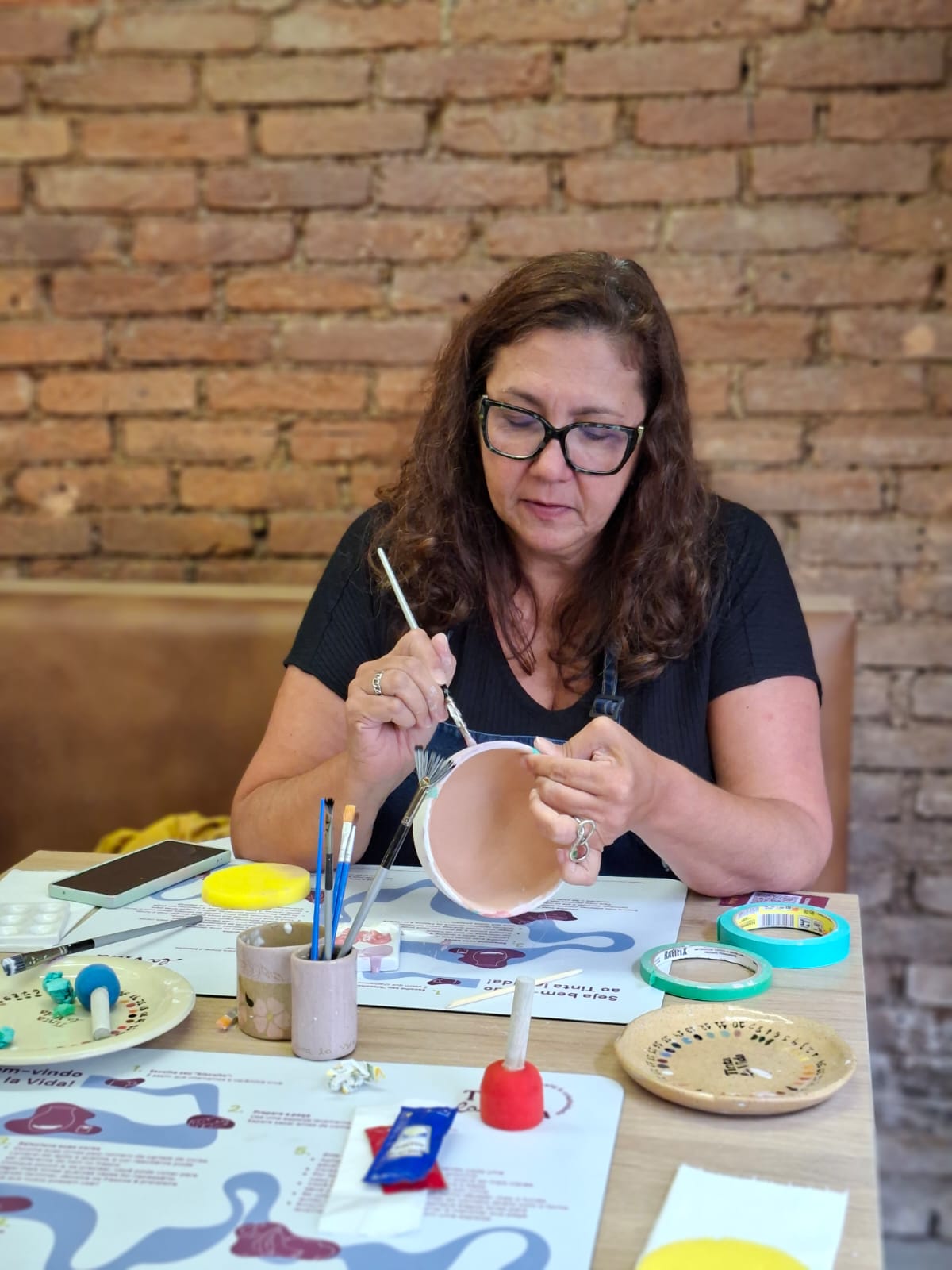 Alessandra Taraborelli pintando cerâmica