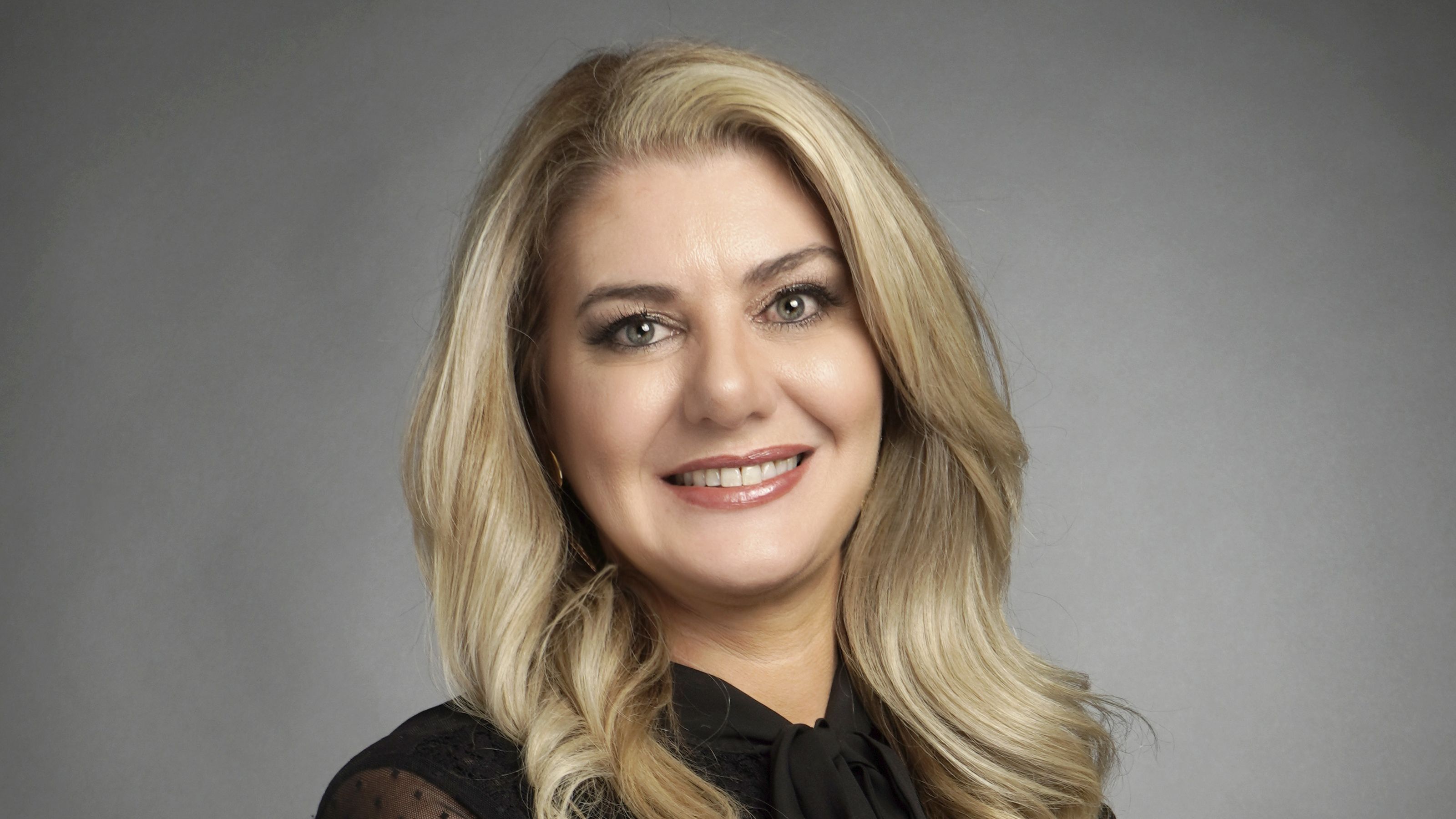 Antonielle Freitas, advogada, loira, veste blusa preta