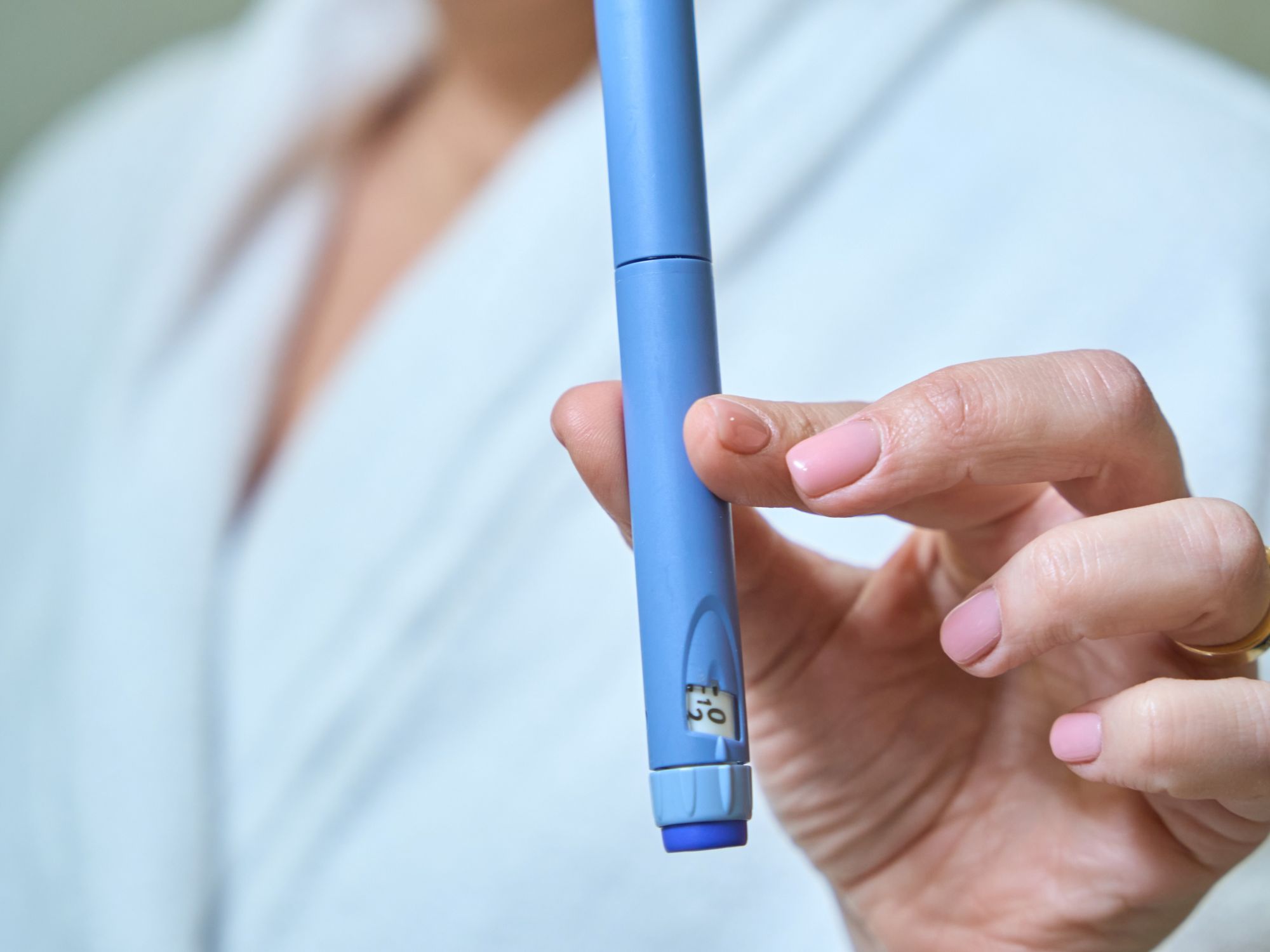 mão de mulher segura caneta para emagrecimento e diabetes