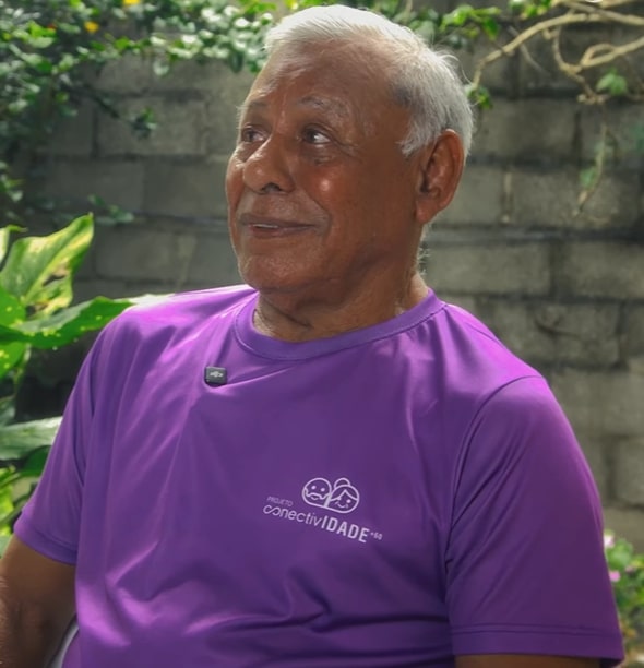 Homem idoso vestindo a camiseta do projeto Conectividade60+