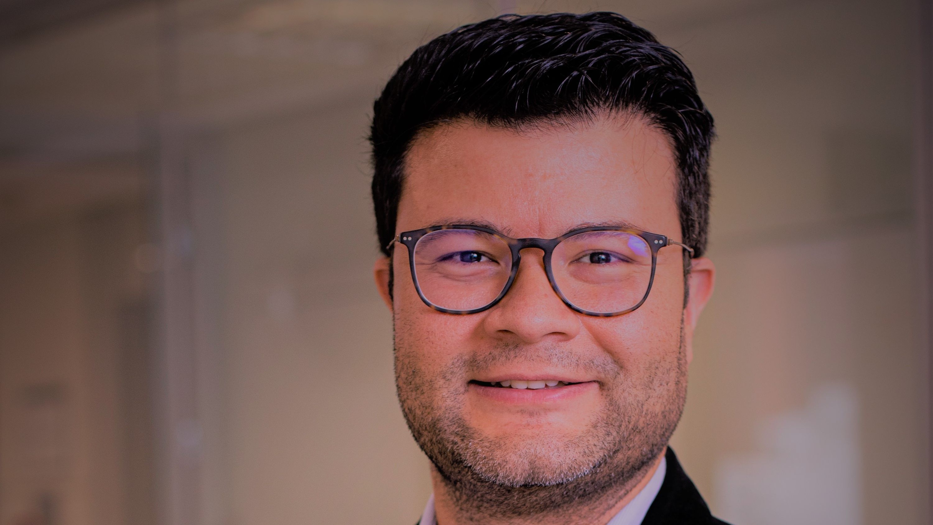 Professor Joelson Sampaio, homem branco, cabelos curtos e de óculos