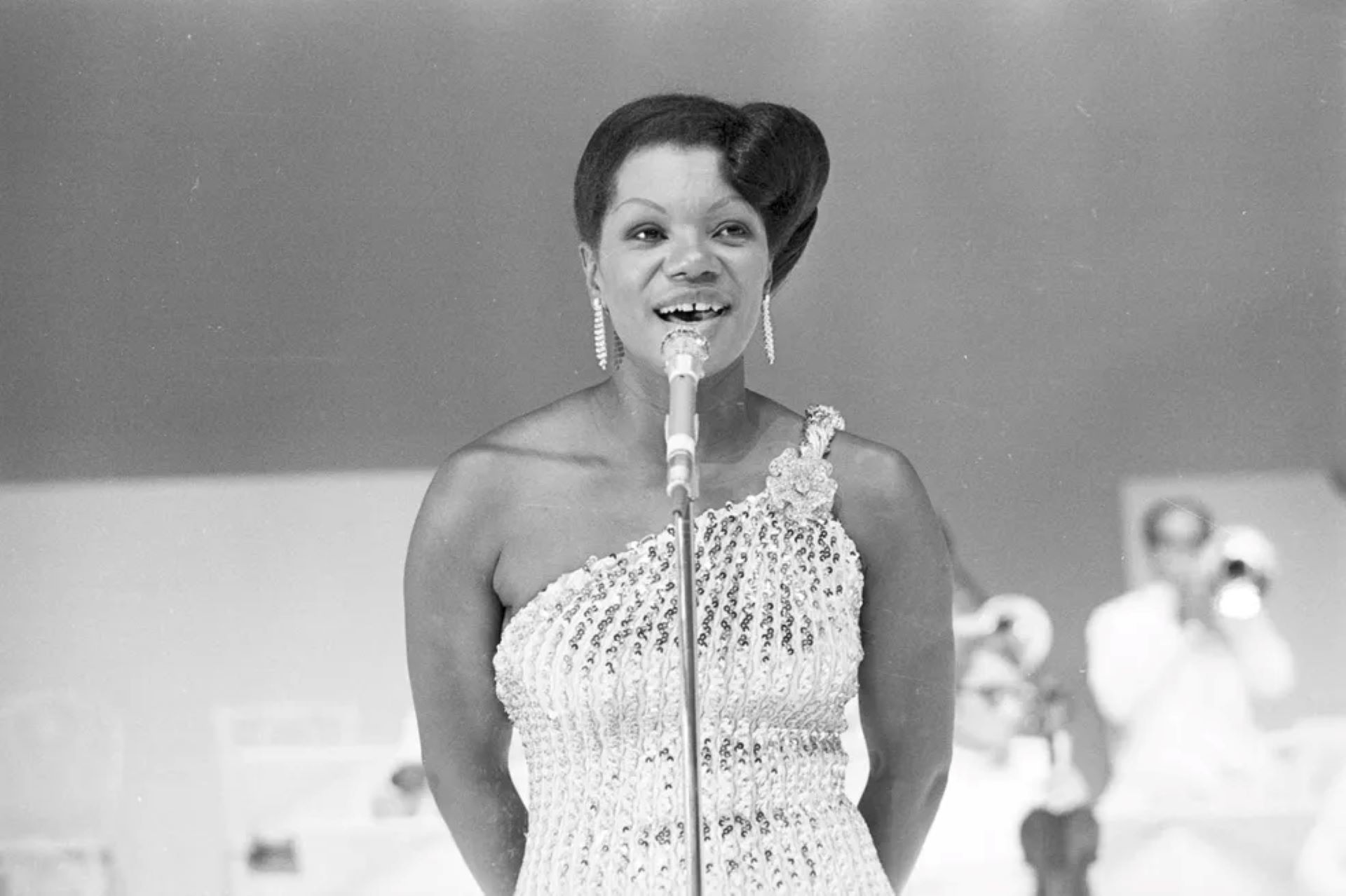 Atriz Neusa Borges no início da carreira como cantora