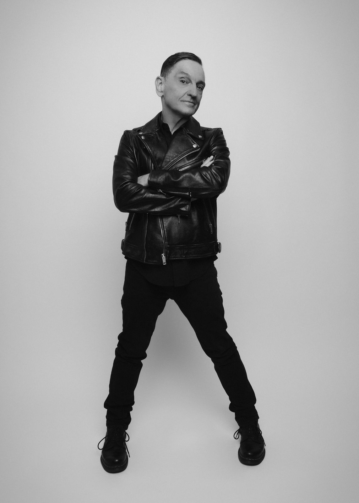 Paulo Miklos de roupa preta