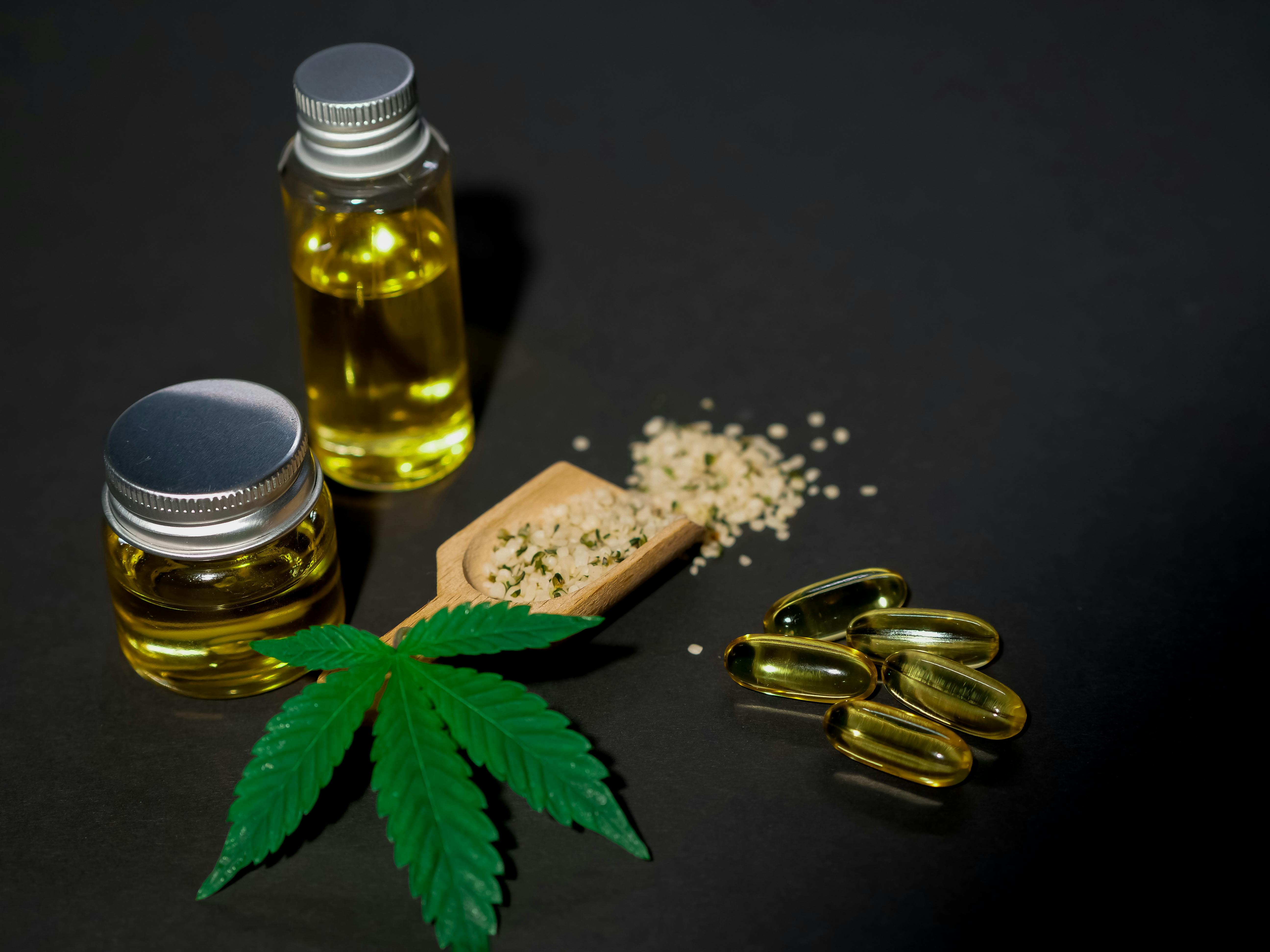 Mesa com medicamentos à base de cannabis