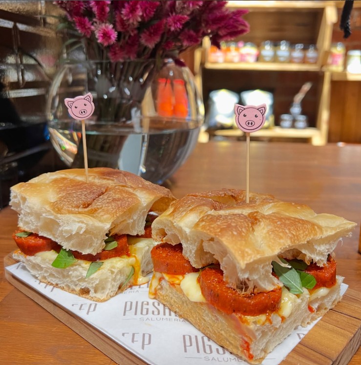 Sanduíche no pão ciabatta na Pig Sheep Salumeria