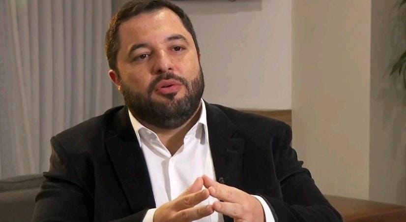 Economista Renan Pieri, homem branco de cabelo escuro e barba feita escura 