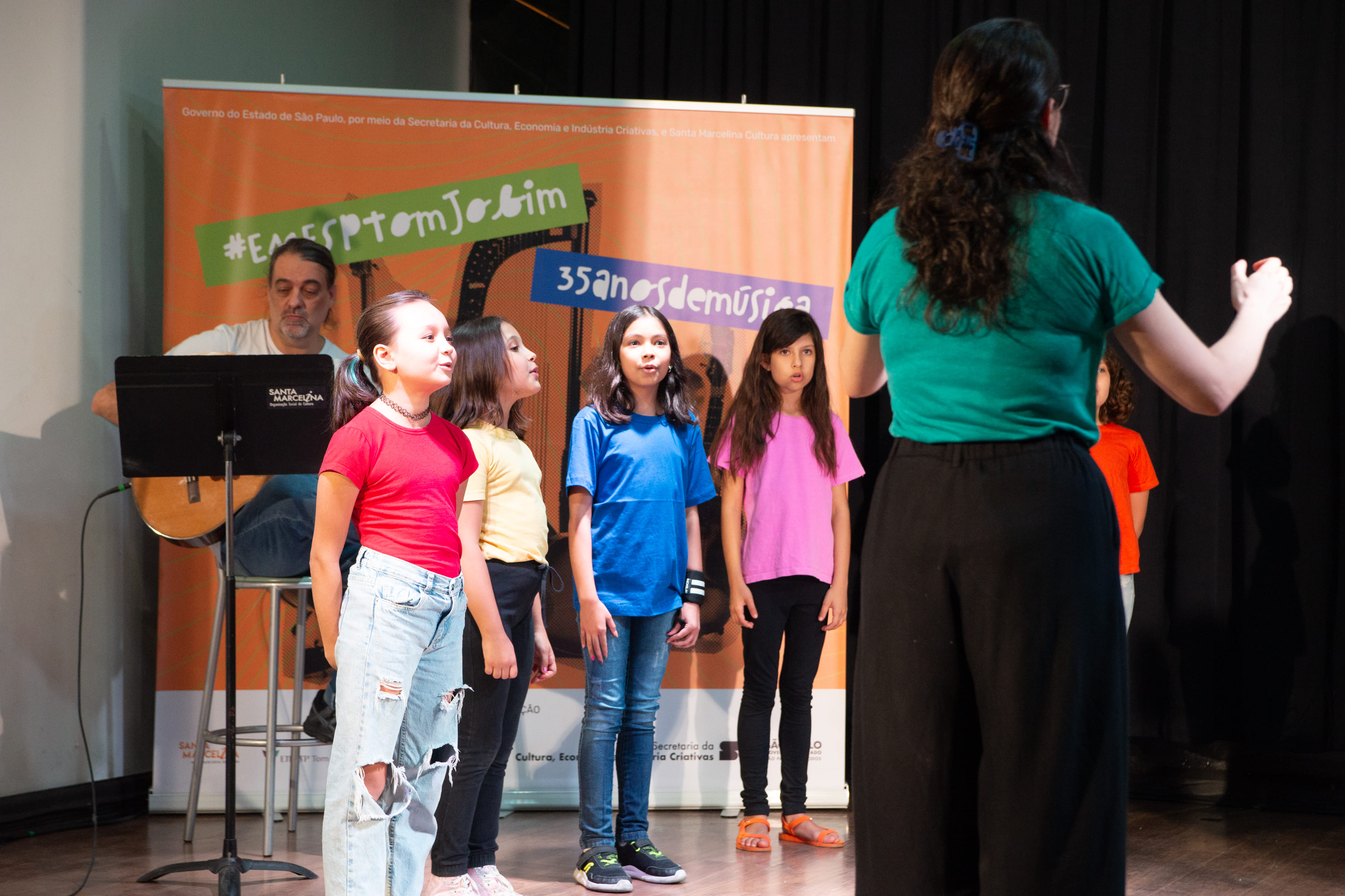Crianças em aula na EMESP Tom Jobim