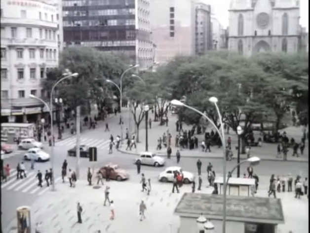 Imagem da praça da Se mostra carros e árvores antes da construção do metro da Sé