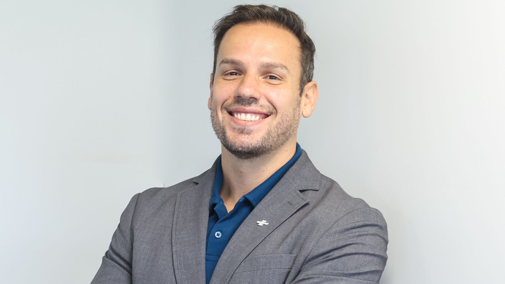 executivo Eduardo Curado, homem branco, cabelos curtos e escuros veste terno cinza