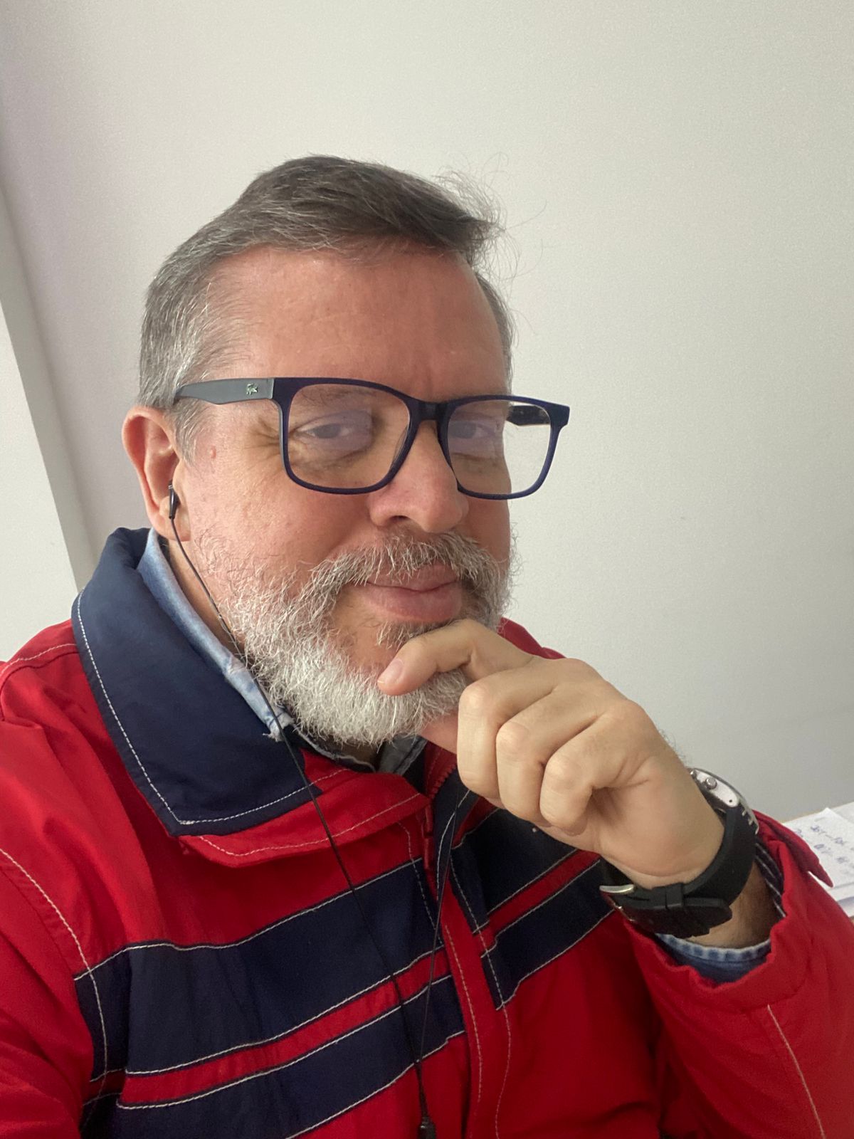 Geinaldo Estrela com a mão no queixo, de óculos