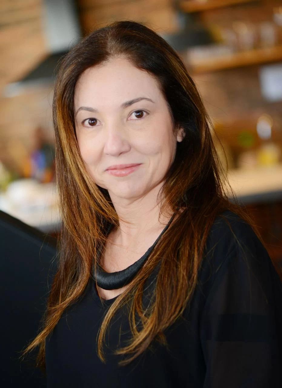 Foto mostra a psiquiatra esboçando um sorriso