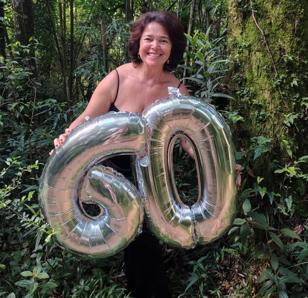 Tereza retomou seu perfil no Instagram em seu aniversário de 60 anos para dialogar sobre temas ligados à maturidade - Foto: Reprodução/Instagram @teterezasouza