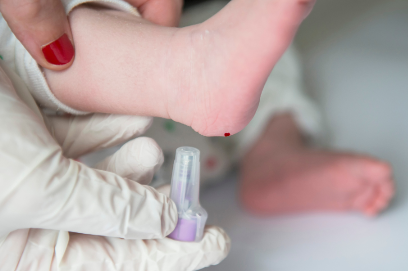 pé de um bebê sendo picado com agulha para realizar o teste do pezinho e identificar doenças