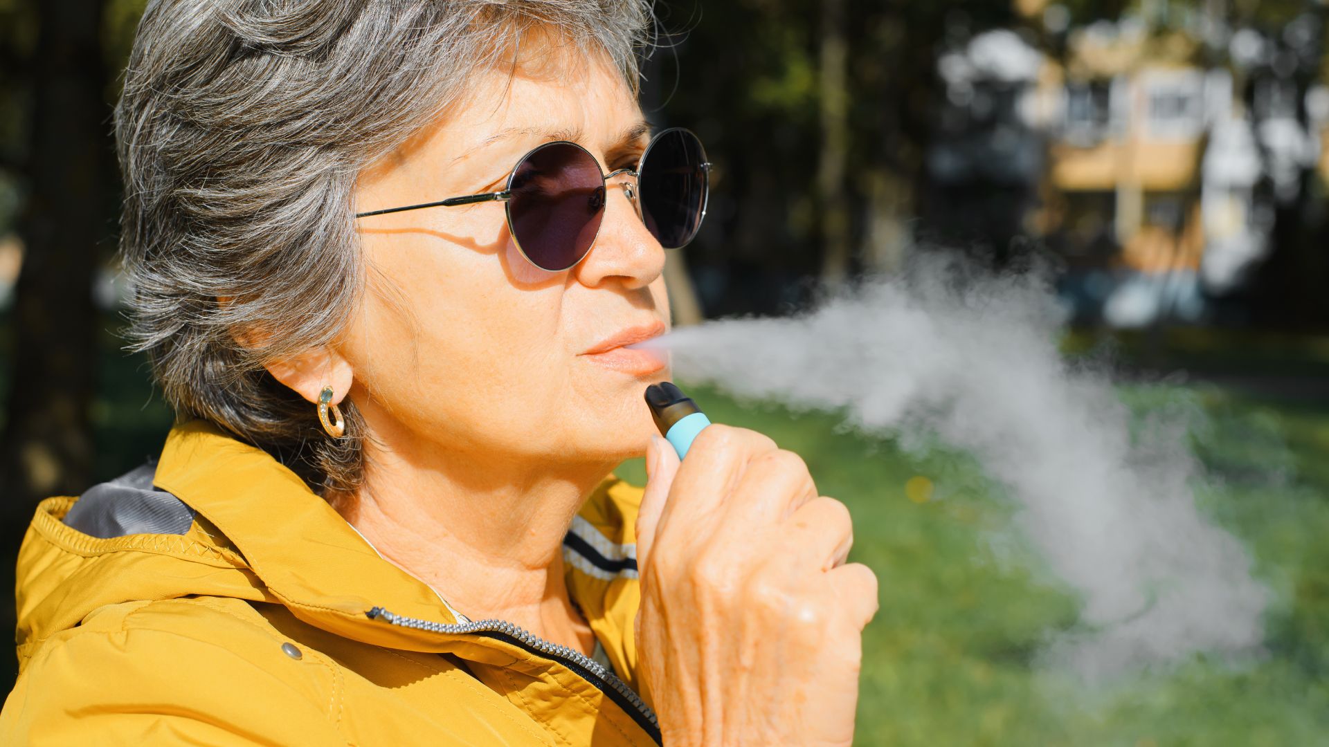 mulher fumando vape