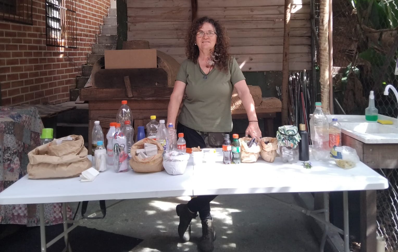 Nivalda Aragues é agente ambiental e voluntária na Horta Medicinal da Brasilândia - Foto: Arquivo pessoal