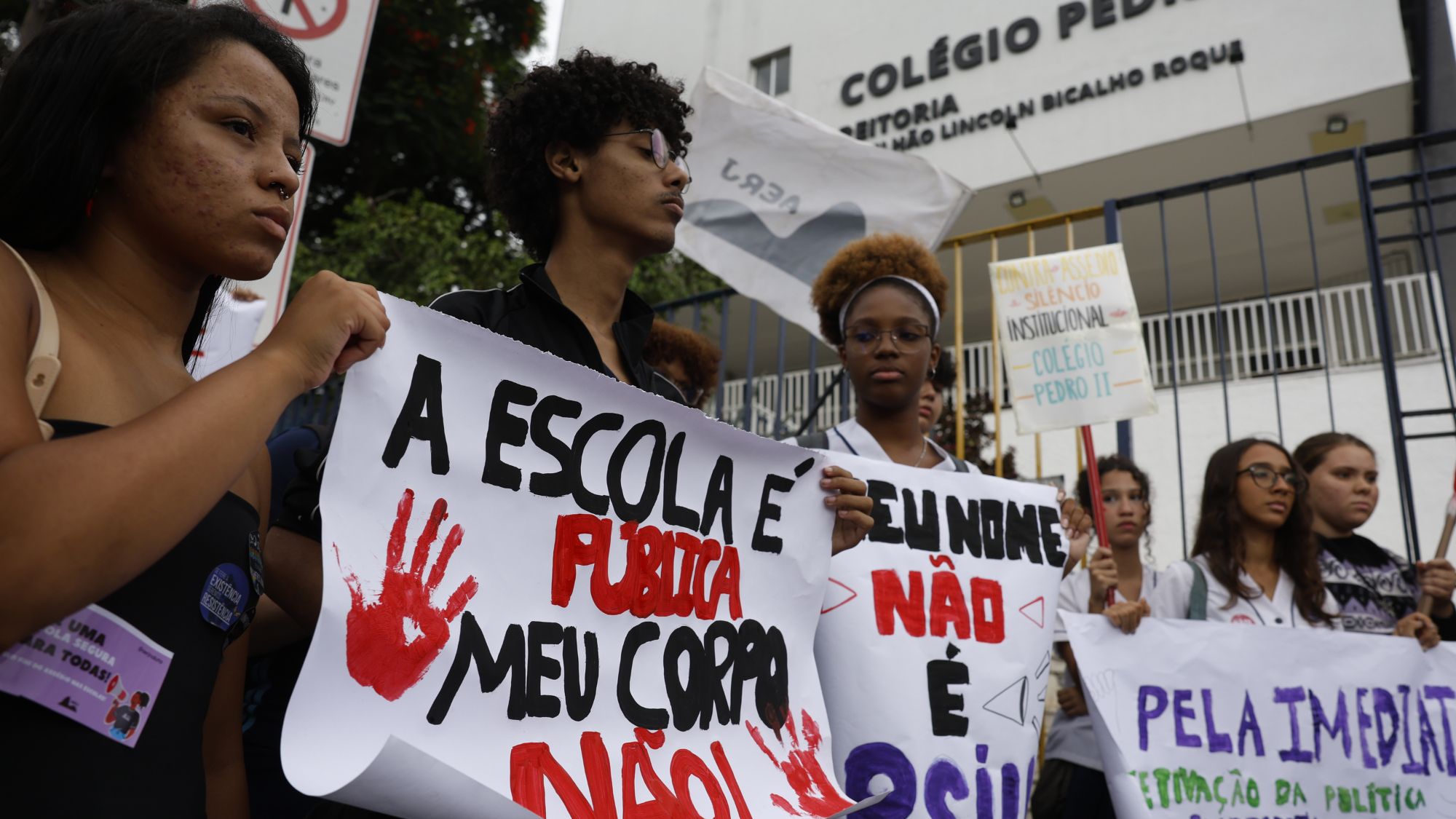 Estudantes e trabalhadores do Colégio Pedro II protestam contra assédio sexual e silêncio institucional em frente à reitoria, em São Cristóvão, após caso de estupro coletivo envolvendo alunos.