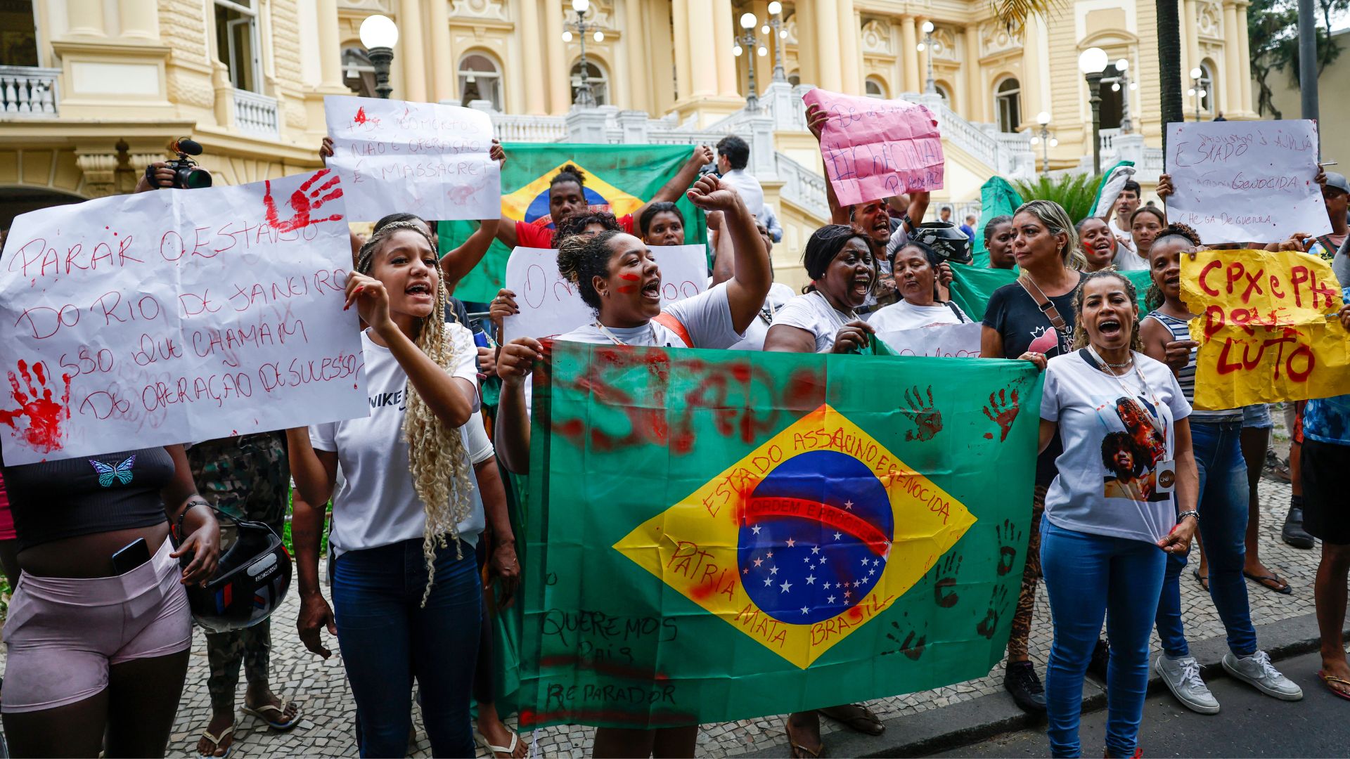 Protesto contra a operação policial em frente ao Palácio Guanabara, sede do governo do Estado