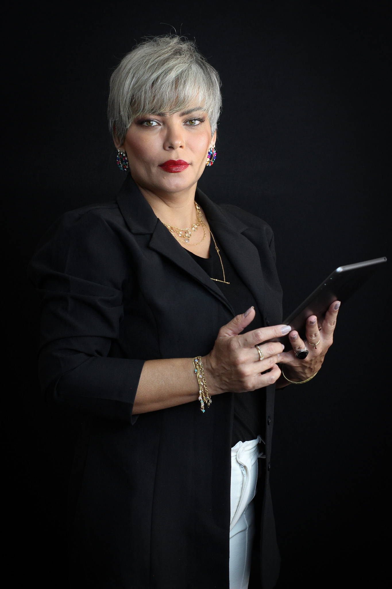 Foto da Alessandra Gomes segurando um ipad