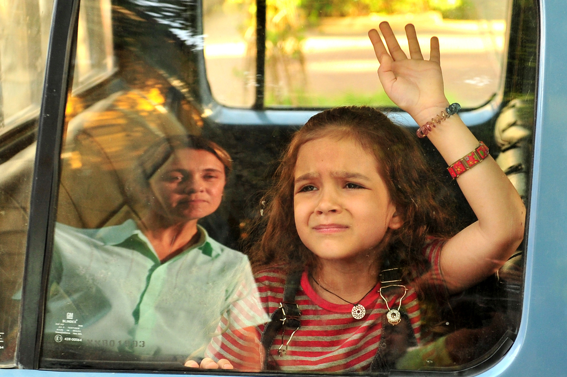 Carminha (Adriana Esteves) se despede de Rita (Mel Maia) nas primeiras cenas de Avenida Brasil