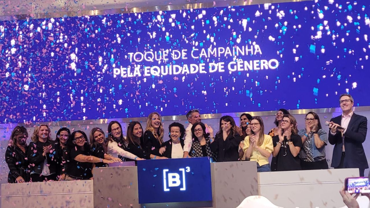 Toque de campainha na B3 com várias mulheres
