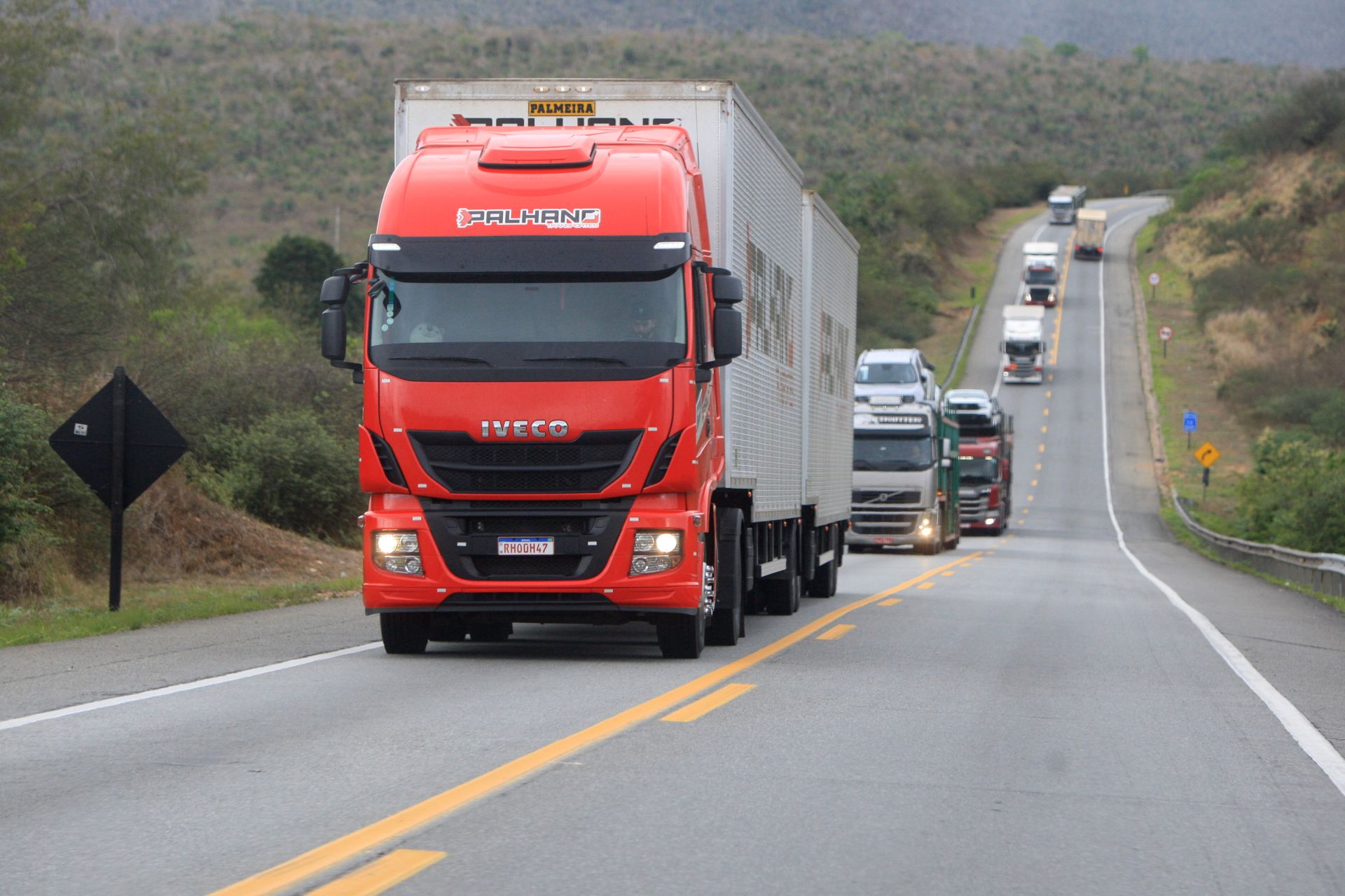 Caminhoneiros continuam em estado de greve e devem se reunir com Boulos; suspensão do movimento depende do avanço das negociações