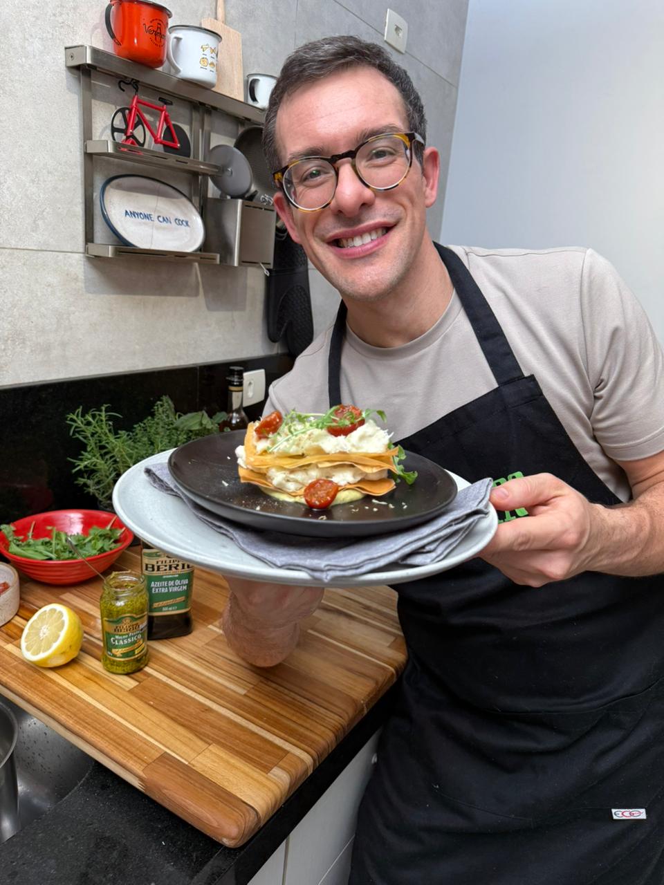 Chef Antonio Maiolica com Receita Mil-folhas de Bacalhau Cremoso com Maionese de Pesto Filippo Berio