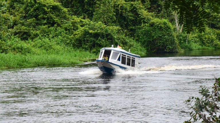 Embarcação de pequeno porte do PREVBarco chega a locais de difícil acesso