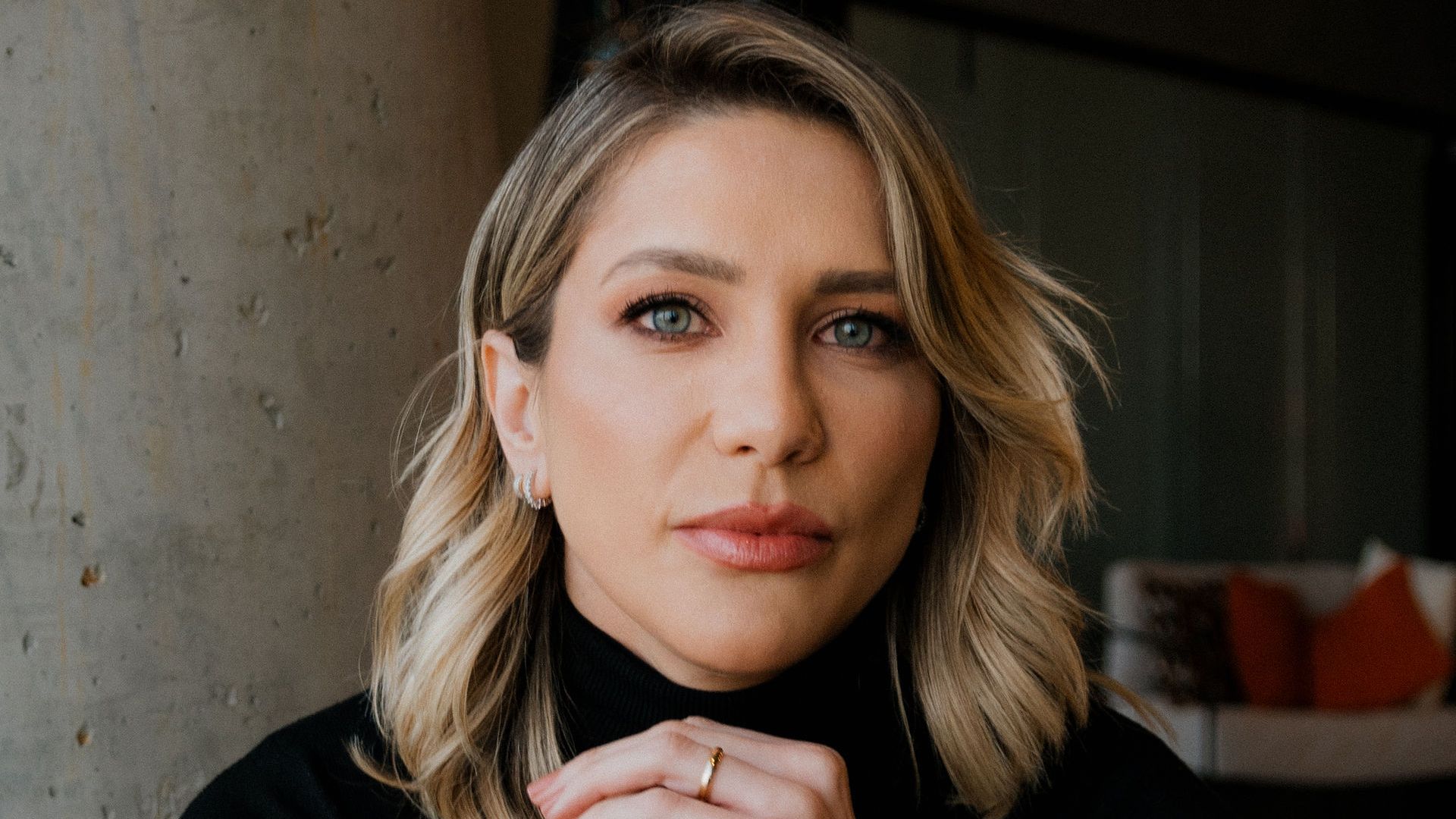 mulher branca, executiva, de blusa social preta