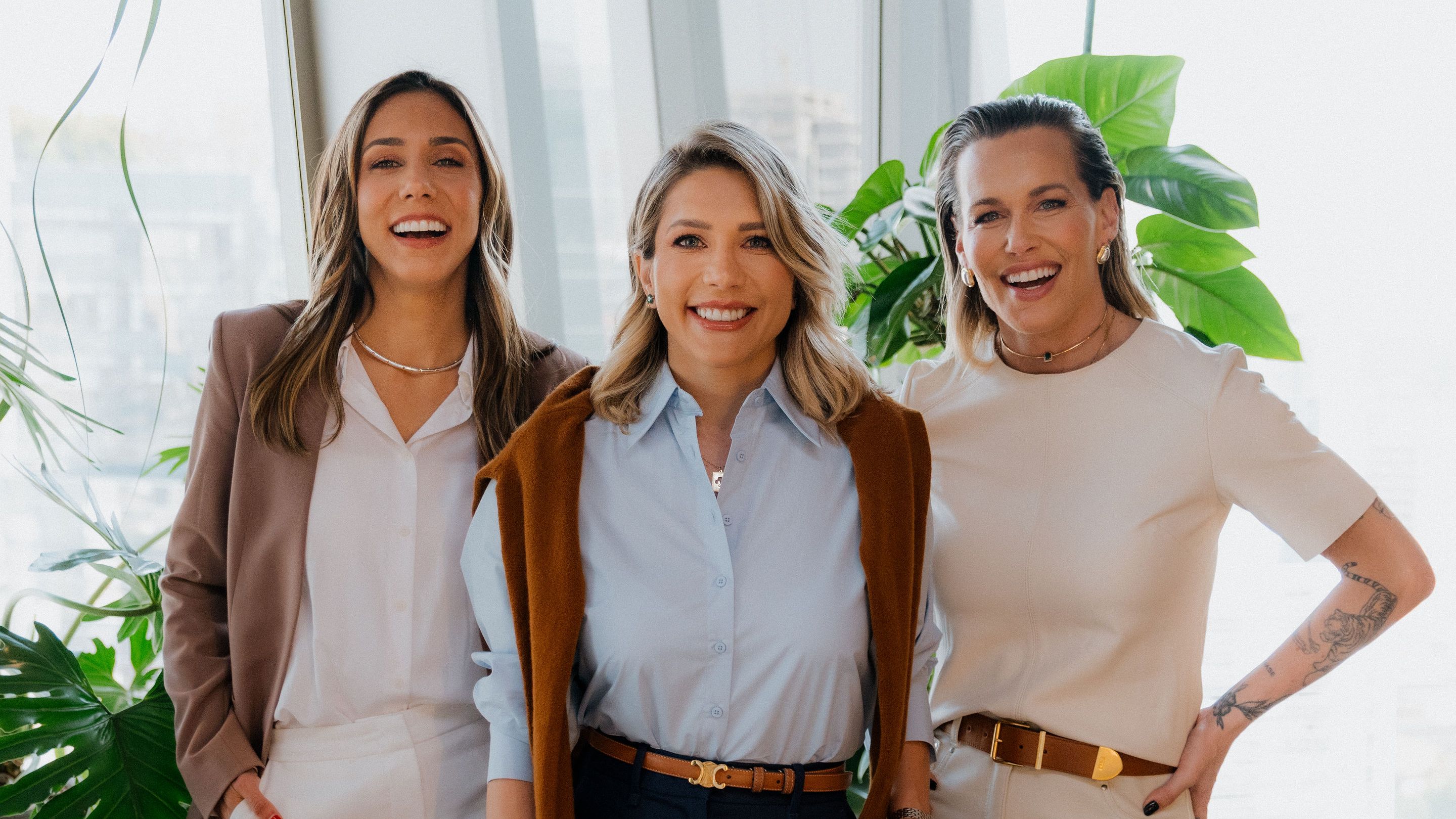 três mulheres brancas, com vestimentas de executivas