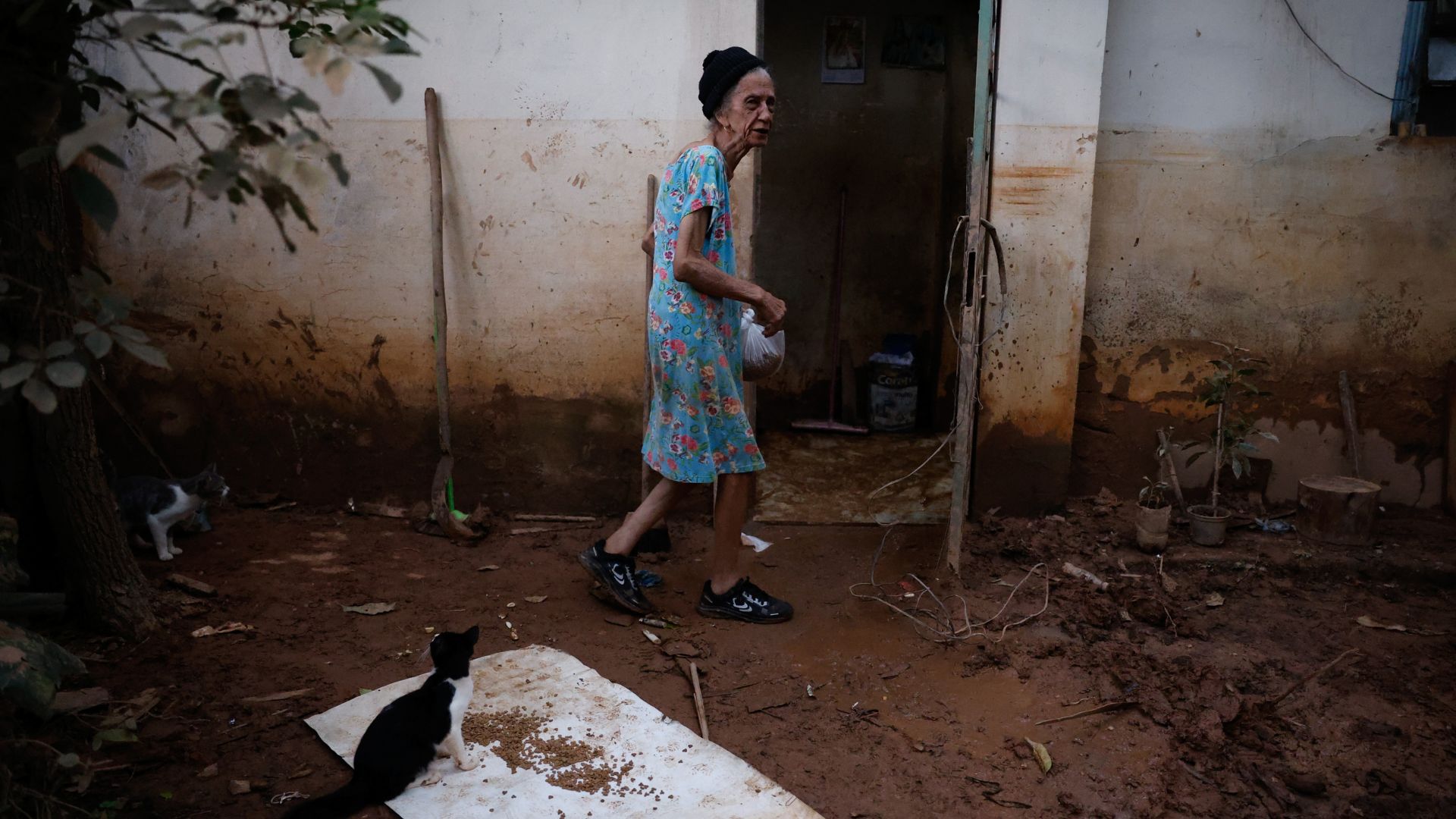 A costureira aposentada, Georgina Theodora Gonçalves, em sua casa, no bairro de Banheirinhos, que teve o muro derrubado durante as fortes chuvas
