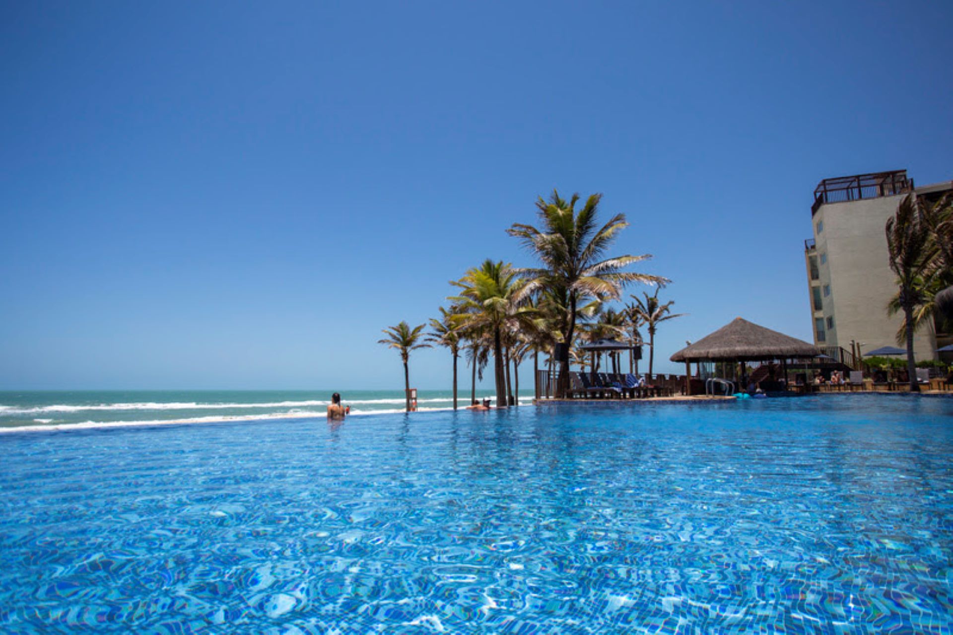 Piscina de borda infinita em Fortaleza, no Ceará