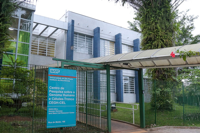 O Centro Genoma USP é um prédio de dois andares e tem cores branca e azul com uma pequena passarela para acesso