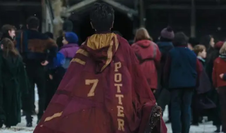 imagem da capa vermelha do personagem Harry Potter caminhando de costas