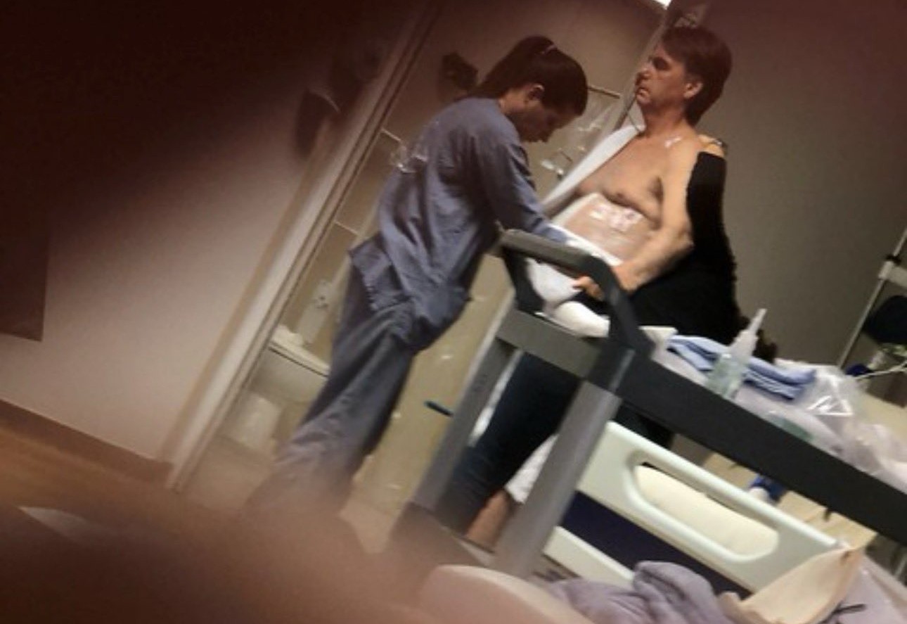 Carlos Bolsonaro publicou uma foto do pai na rede social X e disse que o estado de saúde é “muito delicado”