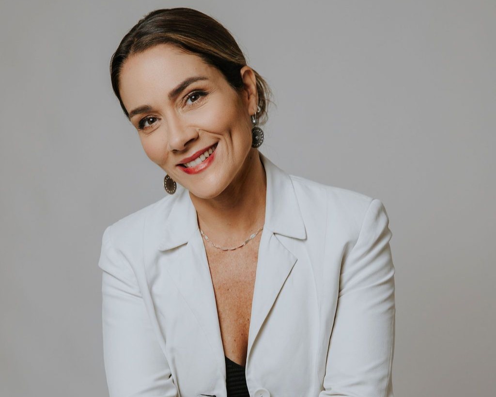 retrato da jornalista e especialista em comunicação Isabella Saes