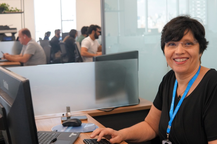 Imagem da Katya em seu escritório