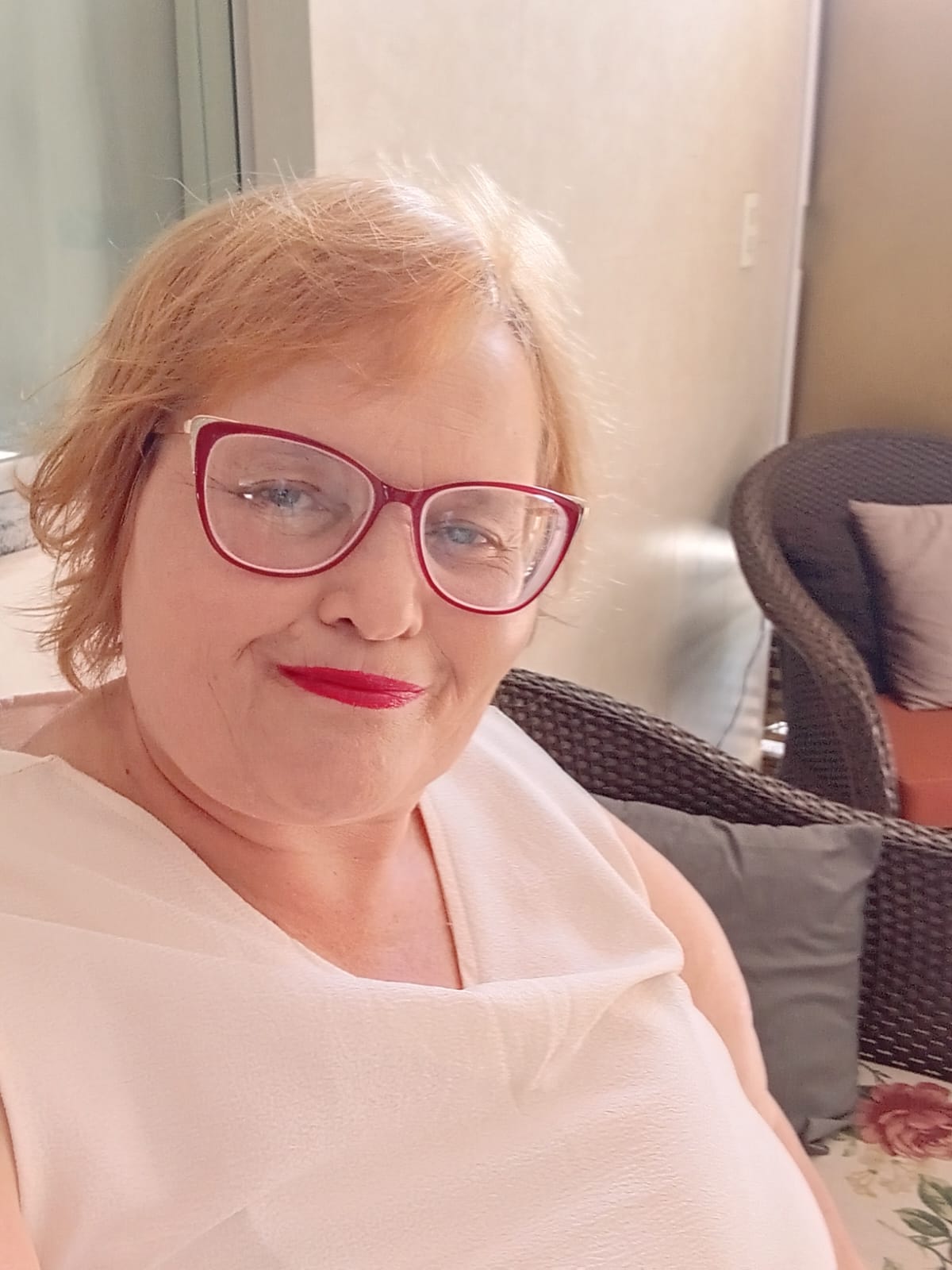 Mulher branca e loira, profissional do sexo, com óculos e batom vermelhos