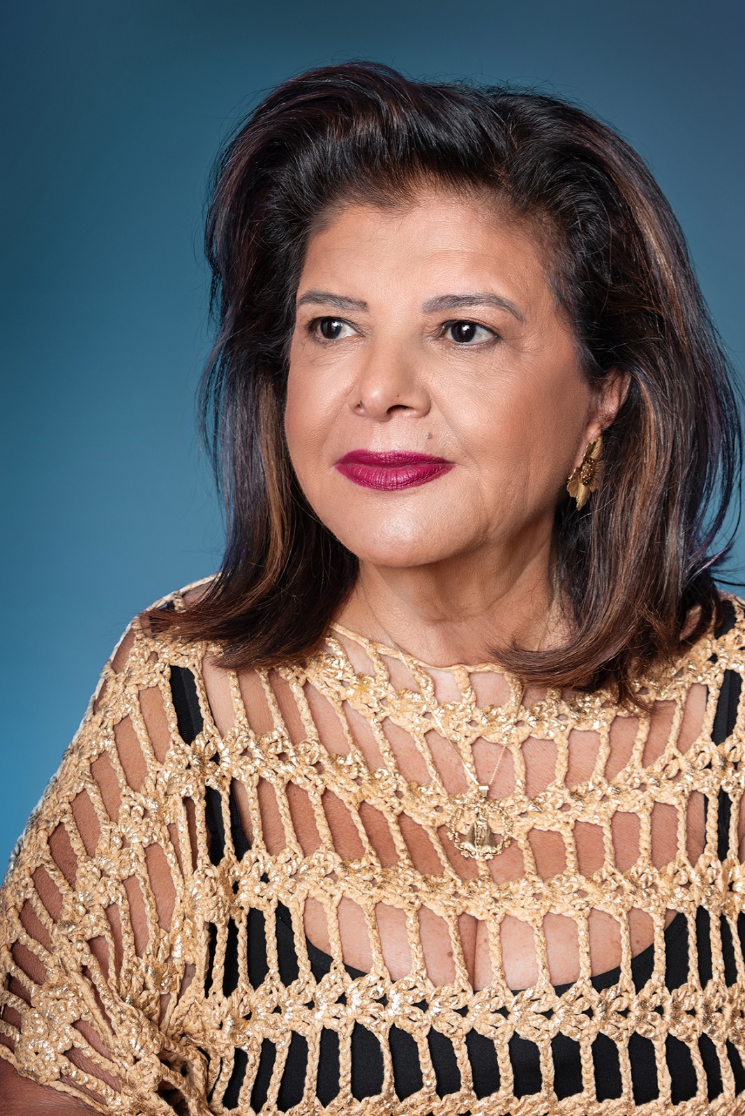 Luiza Trajano esboça um sorriso e veste blusa de cor bege duas listas verticais pretas
