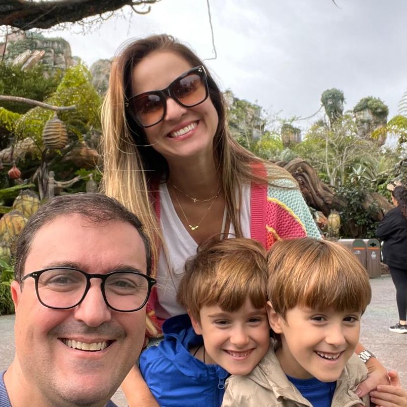 Mariana Spezia com marido e dois filhos