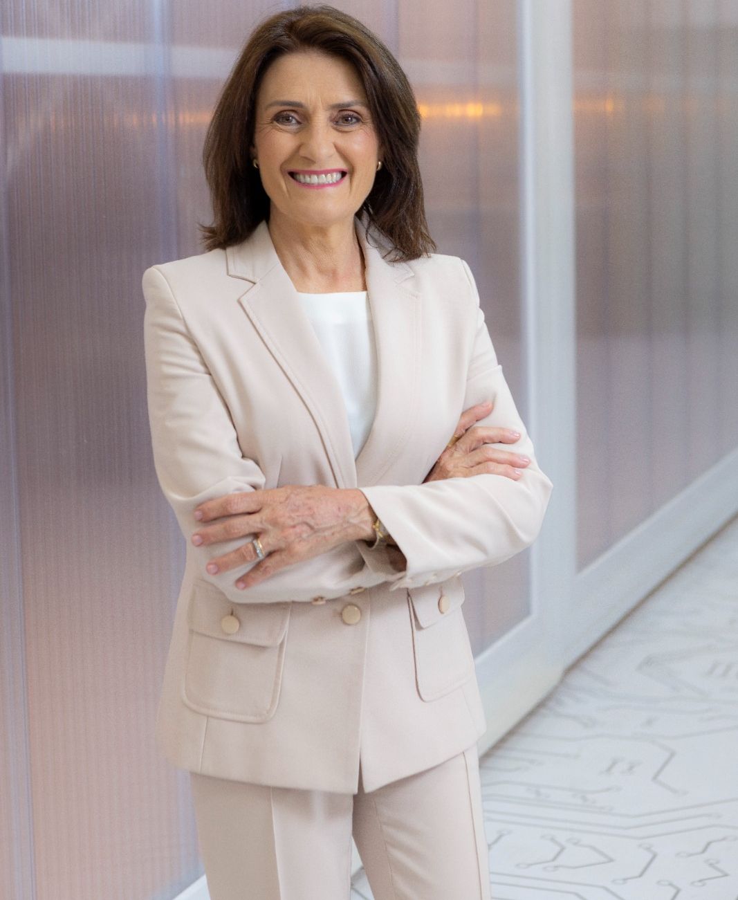 Foto da Marielva Dias sorrindo em fundo branco