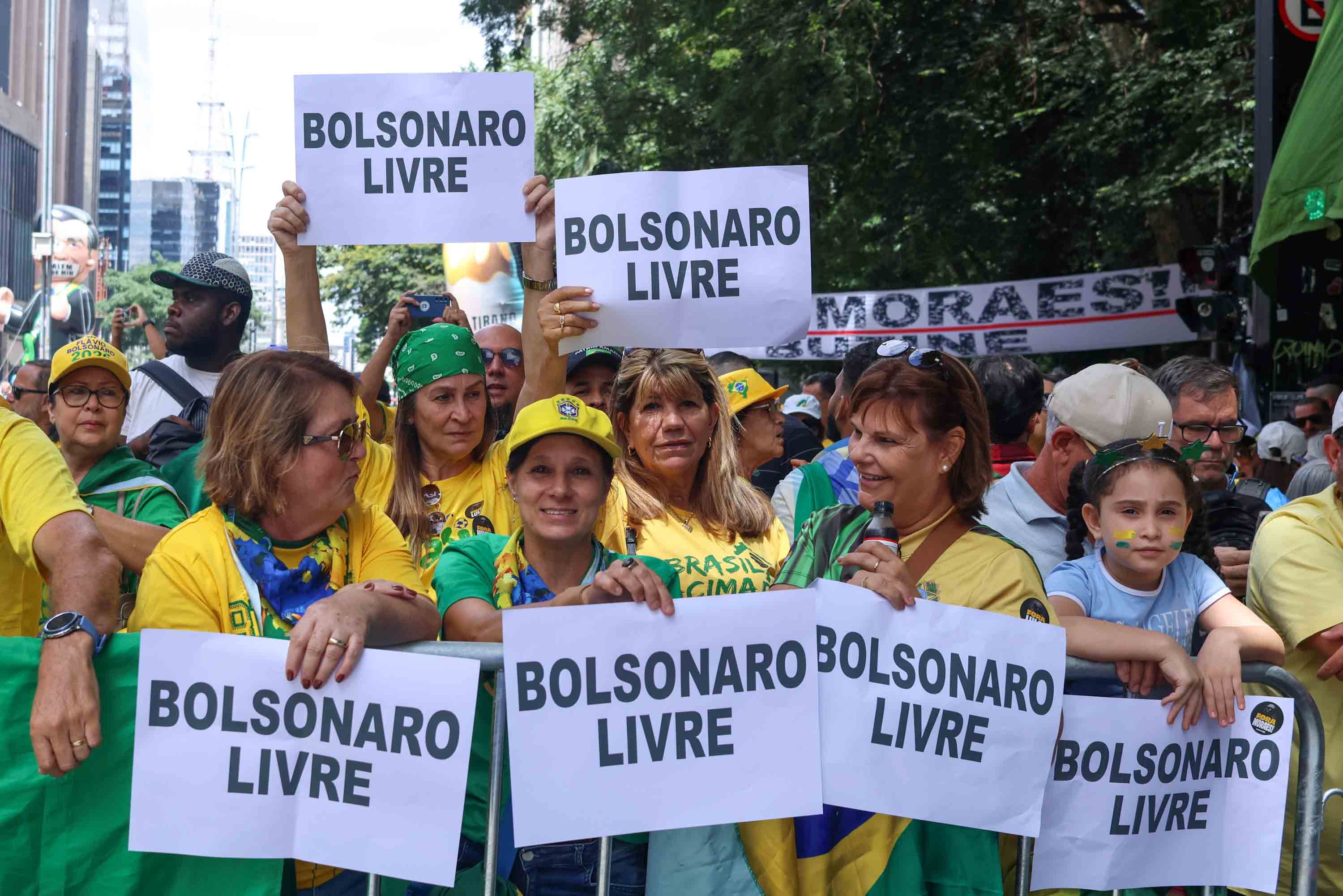 manifestantes na Paulista
