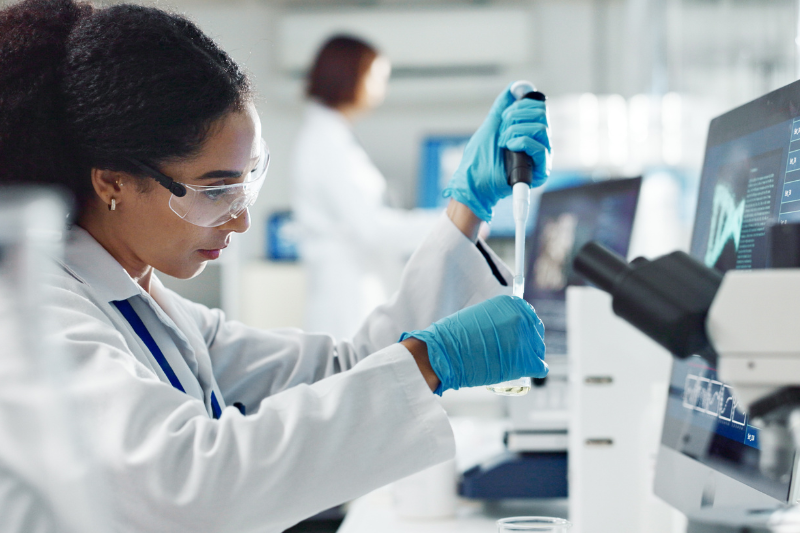 Mulher negra cientista faz testes em laboratóri