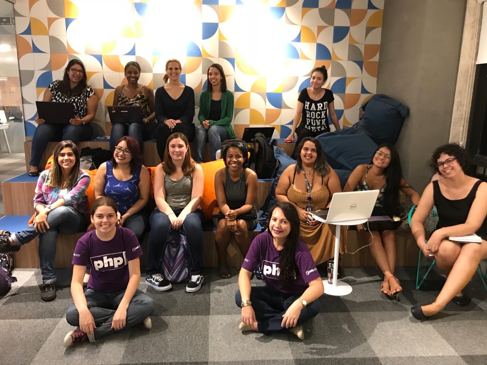 Foto das diversas alunas posando